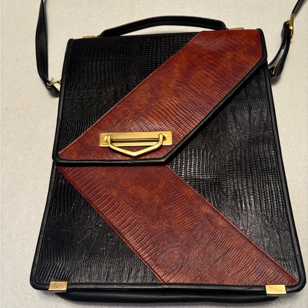 Stunning 100% Leather Messenger Bag.